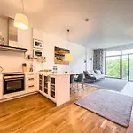 Apartament Przy Plazy Z Widokiem Na Park By Alldayholiday